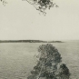 Photographie noir et blanc de la baie et de l’île au loin