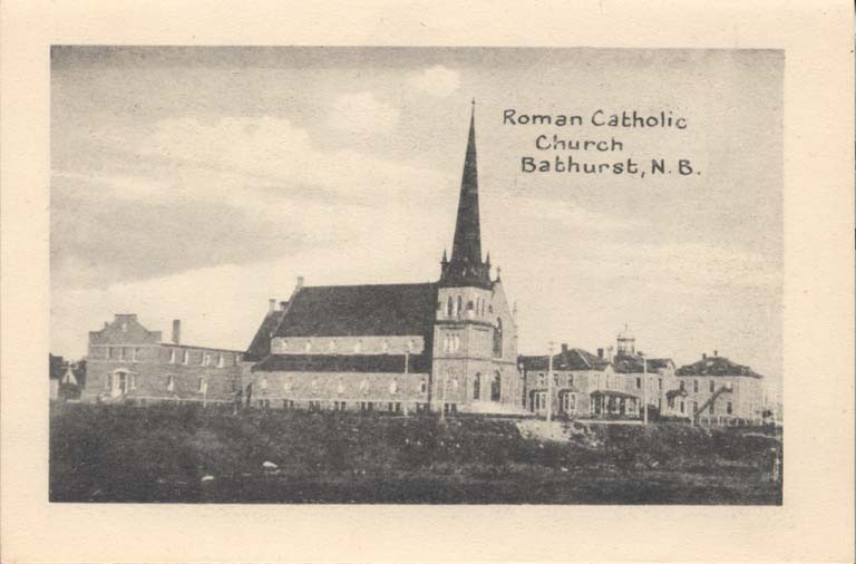 Carte postale noir et blanc montrant une église en pierre